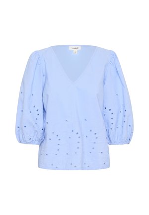 Lyseblå bomuldsbluse med V-udskæring, pufærmer og struktureret broderi med cirkulære udskæringer langs nederkanten.