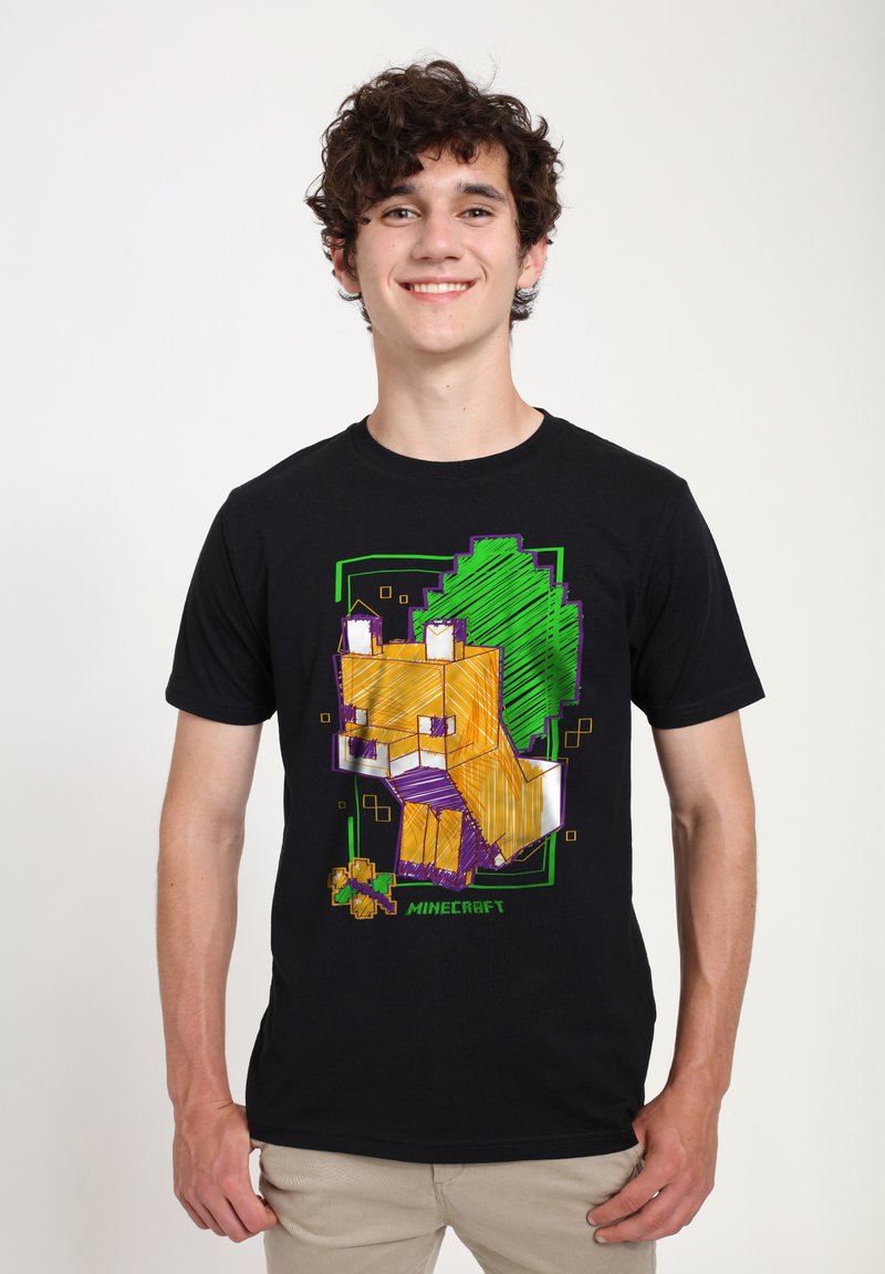 Camiseta negra con un diseño pixelado de un zorro naranja con detalles verdes. El diseño incorpora formas cuadradas y contornos en colores vibrantes.