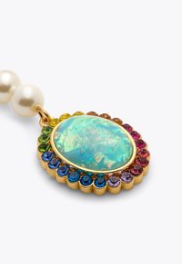 Collier en pendentif en or présentant un grand centre en opale ovale entouré de pierres multicolores, et une chaîne de perles.