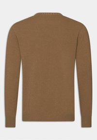 Pull en maille marron avec col rond, manches longues, et poignets et ourlet côtelés. Le tissu semble lisse avec une texture fine.