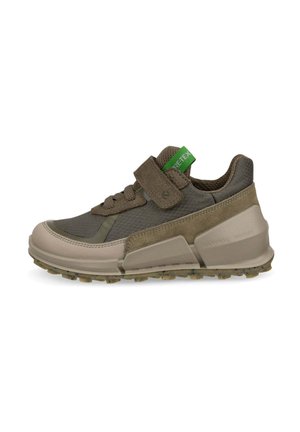 Brauner, leichter Sneaker mit Obermaterial aus Mesh und Wildleder, Gummisohle mit Traktion, Klettverschluss und grünem Akzentlabel.