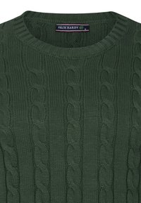 Pull vert foncé en maille torsadée avec un col rond. Comprend des motifs texturés avec des torsades en relief et un ourlet ainsi que des poignets subtilement côtelés.