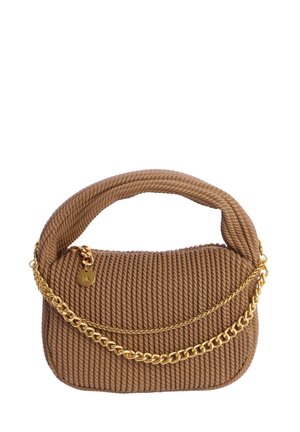 Bolso trenzado marrón con asa acolchada y dos correas de cadena dorada, que presenta un pequeño charm redondo dorado.