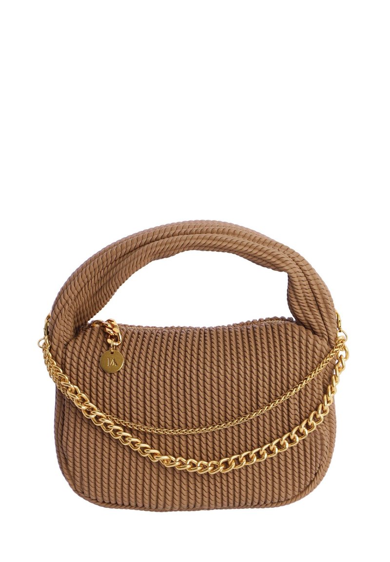 Bolso trenzado marrón con asa acolchada y dos correas de cadena dorada, que presenta un pequeño charm redondo dorado.