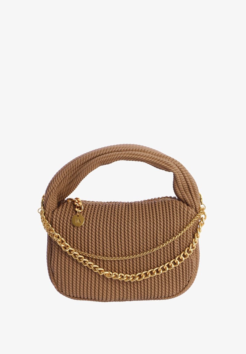 Bolso trenzado marrón con asa acolchada y dos correas de cadena dorada, que presenta un pequeño charm redondo dorado.