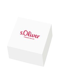 Scatola rettangolare bianca con superficie liscia e logo rosso "s.Oliver"; il testo recita "FASHION FOR LIFE." Design semplice, senza ulteriori motivi.