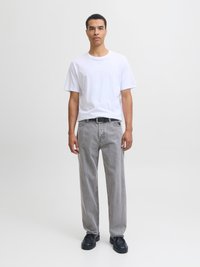 Camiseta blanca de algodón, pantalones de mezclilla grises, cinturón negro y zapatos negros. Diseño minimalista con un corte relajado y pierna recta. Textura suave.