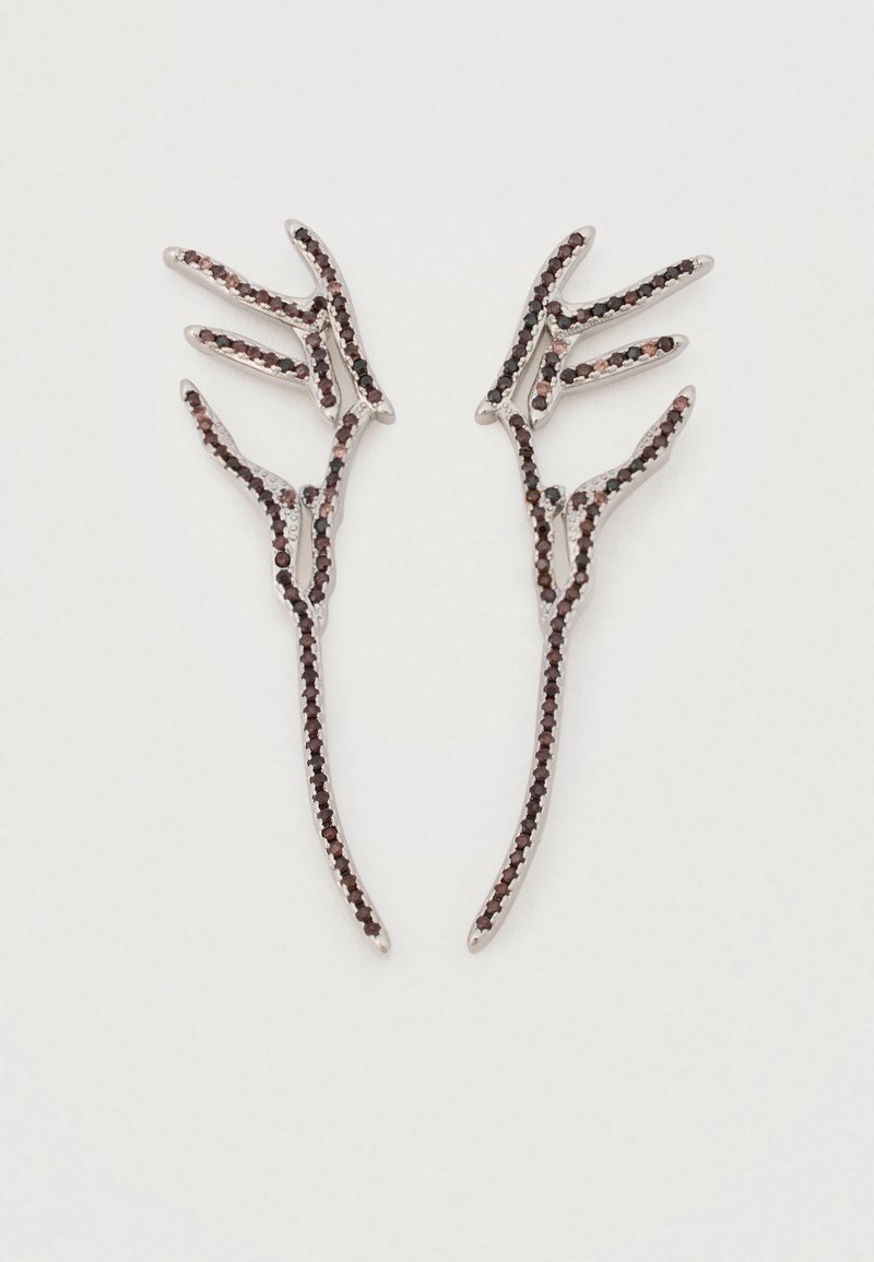 Brincos em tom prateado desenhados em forma de mãos, adornados com pedras preciosas pretas e burgundy, apresentando detalhes intrincados e linhas finas.