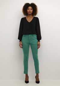 Kaffe LEA - Chino - aventurine