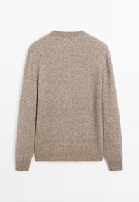 Maglione beige lavorato a maglia con colletto rotondo, maniche lunghe e finiture testurizzate. La vista posteriore mette in evidenza un design semplice senza decorazioni.