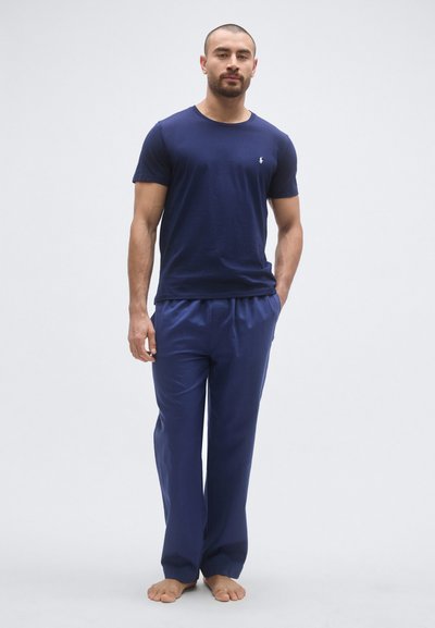 Námornícke tričko z bavlny s okrúhlym výstrihom, v kombinácii s voľnými námorníckymi nohavicami z hladkej látky s elastickým pásom.