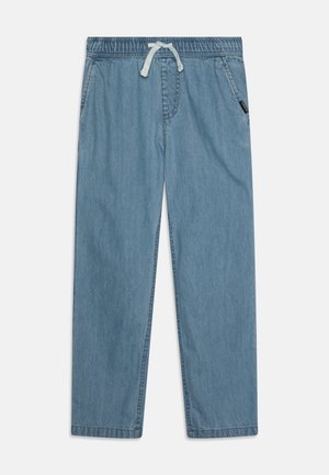 Pantalon décontracté en denim bleu clair avec taille élastique et cordon de serrage blanc, poches latérales, coupe droite.