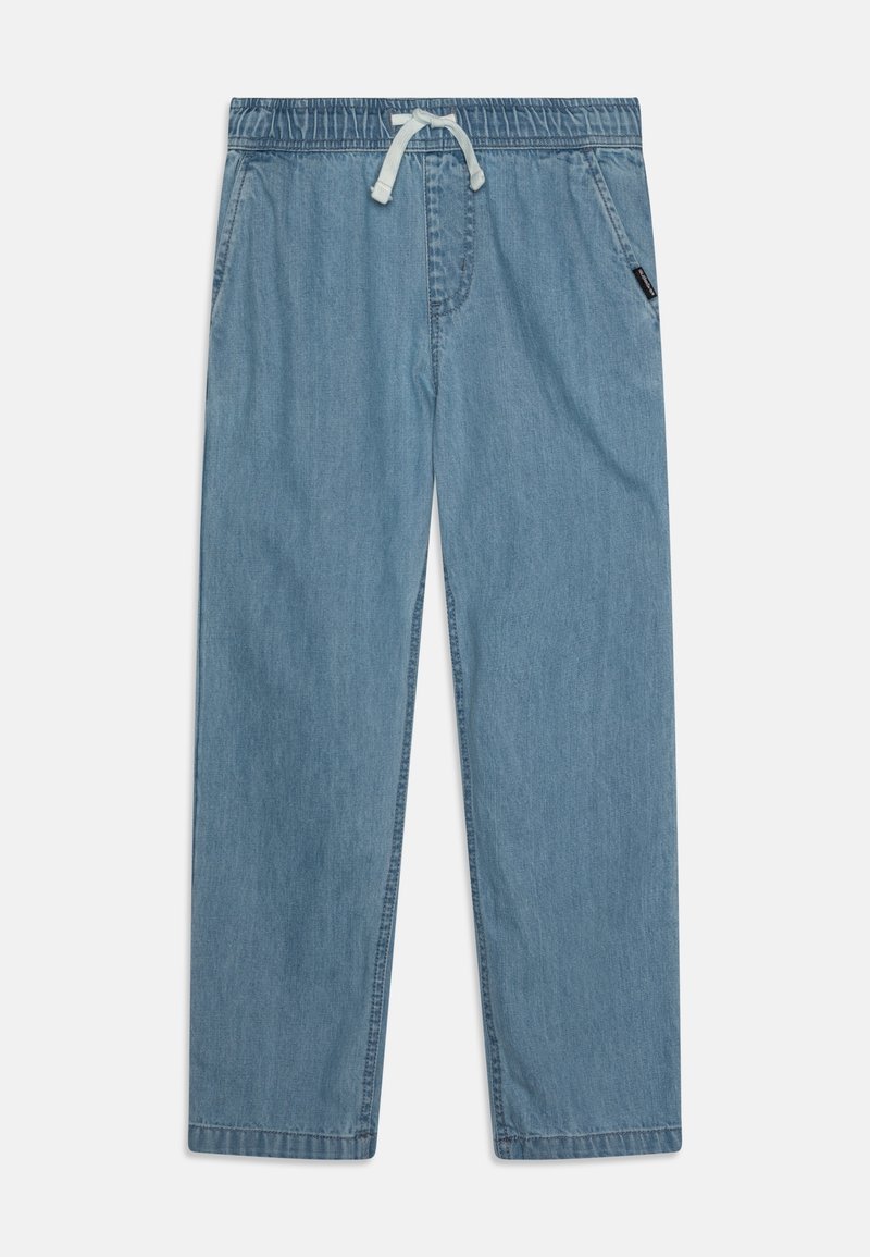 Pantalon décontracté en denim bleu clair avec taille élastique et cordon de serrage blanc, poches latérales, coupe droite.