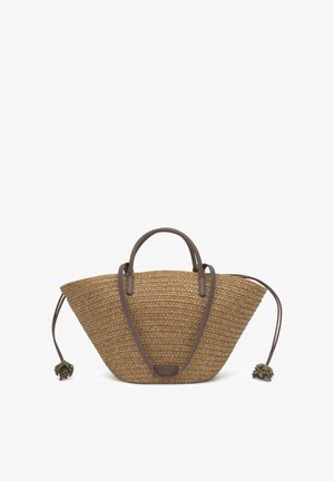 Bolso de mano de paja tejida con asas de cuero marrón y laterales con cordón ajustable, con una forma espaciosa y de base ancha.