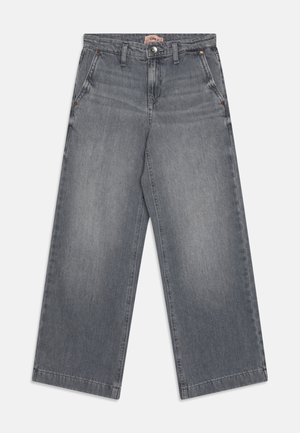 Jean en denim gris délavé à jambes larges avec poches avant, passants de ceinture et fermeture à bouton étiquetée "ONLY" à la taille.