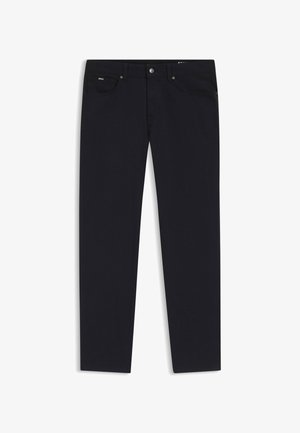 Pantaloni di denim blu scuro con vestibilità regolare. Presentano il classico design a cinque tasche e chiusura frontale con bottoni. Tessuto liscio e dettagli minimali.