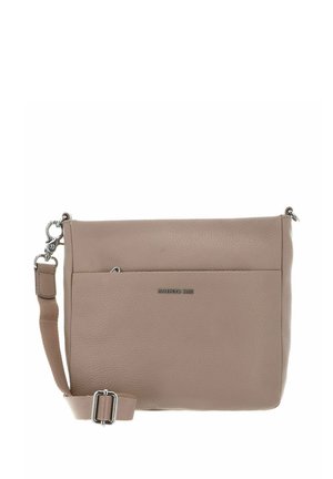 Sac à bandoulière en cuir de couleur taupe clair avec une texture lisse, poche avant zippée et bandoulière réglable. Présente des accents en métal argenté.