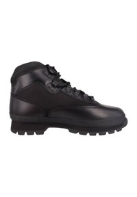 Bottines de randonnée noires en cuir et tissu. Elles présentent une tige haute, un laçage, une semelle robuste et des accents texturés sur les côtés.