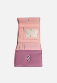 Rosa Leder Geldbörse mit einem zweifarbigen Design, ausgestattet mit einem Kartenhalter, transparentem Ausweisfach und Druckknopfverschluss. Strukturiertes, glattes Finish.