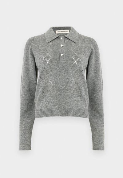 Sivý pletený sveter s golierom, tromi gombíkmi a diamantovými vzormi. Má dlhé rukávy a rebrovaný lem.