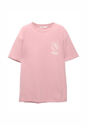 Lichtroze T-shirt met korte mouwen, voorzien van een witte omlijning van een granaatappelgrafiek en de tekst "Sanguine Touch" op de linkerkant van de borst.