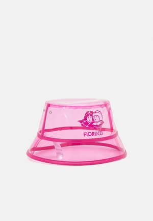 Sombrero tipo cubo transparente rosa con ala ancha, con el logo de Fiorucci y dos querubines en un lado sobre un fondo claro y liso.