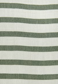 Textiel met afwisselend groene en witte horizontale strepen. De stof heeft een textuur die lijkt op linnen, wat diepte aan het ontwerp toevoegt.
