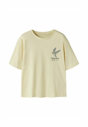 Lichtgeel T-shirt met korte mouwen en ronde hals, met een vliegende vogel en tekst "Think Different spread love" op de bovenste linkerborst.