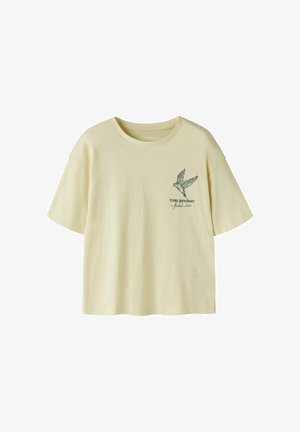 Lichtgeel T-shirt met korte mouwen en ronde hals, met een vliegende vogel en tekst "Think Different spread love" op de bovenste linkerborst.