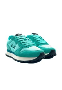 Scarpe da ginnastica turchesi in un mix di suede e tessuto, con una punta bianca, dettagli neri sulla linguetta e una suola nera testurizzata.