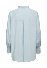 Camicia lunga azzurra, con maniche lunghe e colletto, dettaglio plissettato sulla parte posteriore e polsini con bottoni. Tessuto liscio, vestibilità comoda e senza motivi visibili.