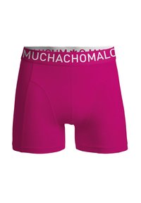 Fuksija bokserice z mehkim otipom, ki imajo širok bel elastik z napisom "MUCHACHOMALO" v debelem tisku.