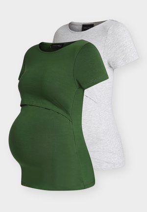 Dos camisetas de maternidad, una verde y otra gris claro, ambas con mangas cortas y solapas para la lactancia, mostradas sobre un fondo neutro.