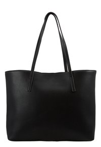 Bolso tote de piel negra texturizada con dos largas asas para el hombro, forma rectangular y un amplio compartimento principal.