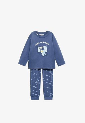 Blauw katoenen pyjama set bestaande uit een lang mouwtop met de tekst "Tijd om te Slapen!" en een karakterafbeelding, gecombineerd met een broek met wolkenpatroon.