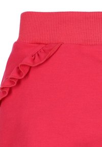 Rode katoenen shorts met een geribbelde tailleband en een ruche-detail langs de zijnaad voor textuur en stijlcontrast.