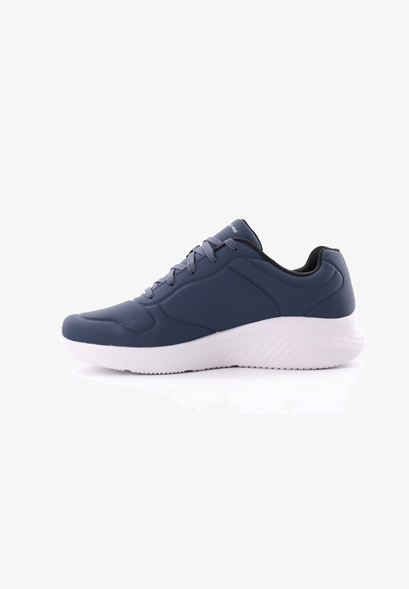 Scarpa da ginnastica blu navy realizzata in materiale sintetico con superficie liscia, punta arrotondata e suola in gomma bianca strutturata; presenta lacci grigi.