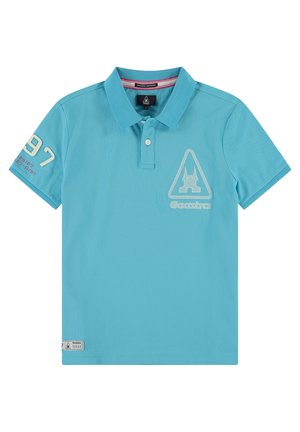 Hellblaues Poloshirt mit kurzen Ärmeln, Kragen, zwei Knöpfen, weißer Nummer 97 am Ärmel und Logo mit Text auf Brust und Saum.