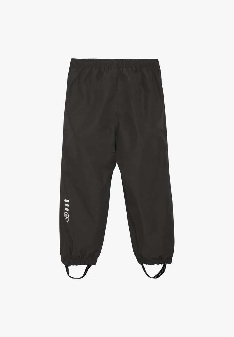 Črne nepremočljive hlače z elastičnim pasom, nastavljivimi trakovi na gležnjih in natisnjenim logotipom na strani. Gladka, sijoča tekstura.