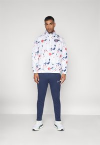 Nike Performance PARIS ST GERMAIN NIKE ANORAK JACKET GX - Klub merchandise - white/metallic gold