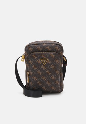Geantă de umăr sintetică maro cu accesorii aurii, având un model cu monograme și un logo triangular. Include o curea ajustabilă neagră.