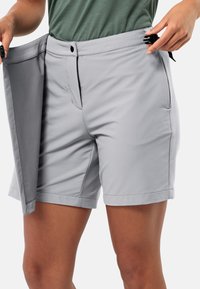 Graue Shorts aus leichtem Material verfügen über eine flache Vorderseite, Seitentaschen und einen verstellbaren Bund mit Knopfverschluss und Gürtelschlaufen.