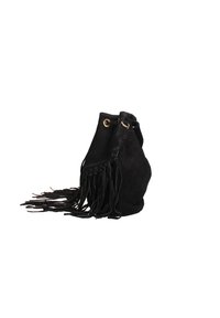 Borsa a secchiello in suede nero con dettaglio in frange nella parte anteriore, occhielli dorati nella parte superiore e una texture morbida.