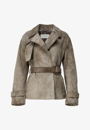 Brązowa zamszowa kurtka z klapami z wycięciami, talią z paskiem i szerokimi mankietami; charakteryzuje się miękką fakturą i luźnym krojem.