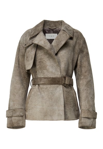 Barna velúr dzseki bemetszett gallérral, övvel a deréknál és széles mandzsettákkal; puha textúrájú és laza szabású.