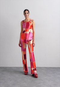 Cult Gaia STACIE PANT - Püksid - red/multi-colored