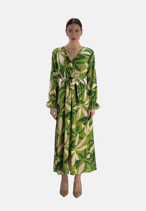 Grünes Maxikleid mit Wickeldesign, Bindegürtel, langen Ärmeln und einem auffälligen Blattdruck in verschiedenen Grüntönen und Creme.