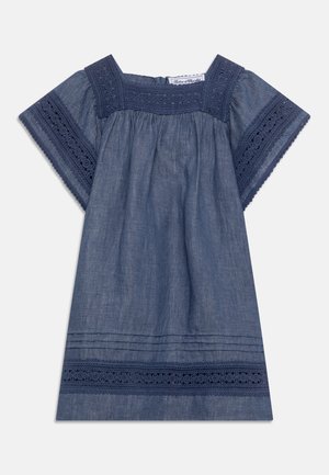 Robe bleue à manches courtes avec encolure carrée, bordure en dentelle sur les manches et l'ourlet, et détails froncés sous le yoke.