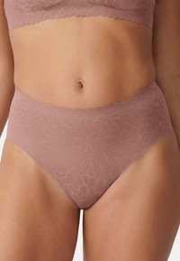 Kant slip in stofroze, met een geschulpte tailleband en bloemenpatroon. Zachte textuur met een naadloos ontwerp voor comfort.