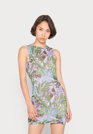 Vestido de mini sem mangas com um padrão floral, com folhas verdes e acentos castanhos sobre um fundo azul claro; feito de um material elástico.